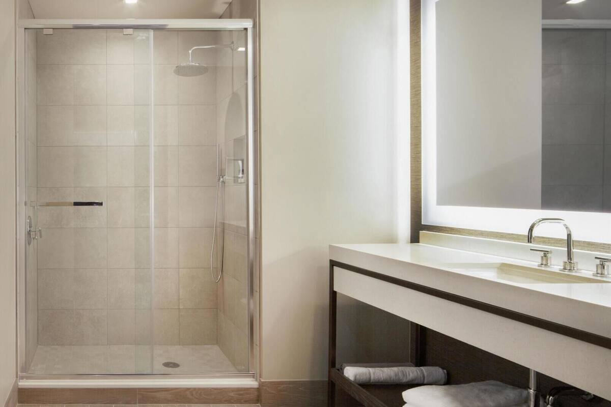 Kamar mandi | Perlengkapan mandi desainer, pengering rambut,  dan handuk