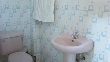 Habitación estándar | Baño | Regadera, regadera tipo lluvia, amenidades de baño gratuitas, toallas