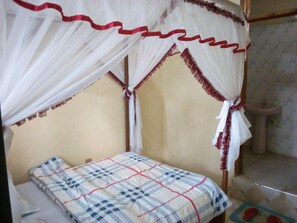 Escritorio, cortinas blackout, wifi gratis y ropa de cama 