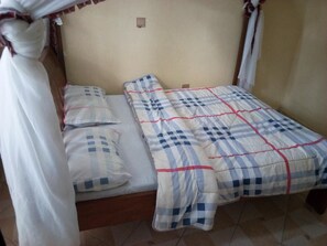 Standard Room | Meja, langsir/tirai gelap terus, Wi-fi percuma, cadar katil