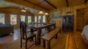 Chalet rustique, 3 chambres | Cuisine privée | Réfrigérateur, four à micro-ondes, surface de cuisson, lave-vaisselle