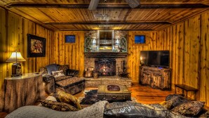 Chalet rustique, 3 chambres | Salle de séjour | Téléviseur