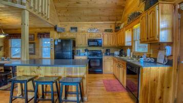 Cabin, 3 Bedrooms | Private kitchen