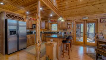 Cabin, 3 Bedrooms | Private kitchen