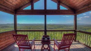Chalet rustique, 3 chambres | Balcon