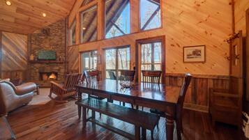 Cabin, 4 Bedrooms | Dining