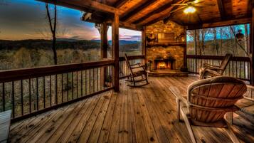Cabin, 4 Bedrooms | Terrace/patio
