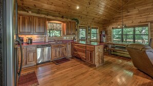Cabaña, 3 habitaciones | Cocina privada | Refrigerador, microondas, parrilla de estufa y lavavajillas 