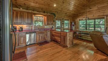 Kabin, 3 kamar tidur | Dapur pribadi | Lemari es, microwave, kompor, dan mesin pencuci piring