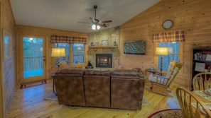 Cabin, 2 Bedrooms | Ruang tamu