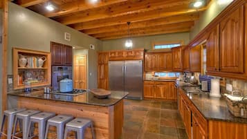 Cabin, 6 Bedrooms | Private kitchen | Fridge, microwave, stovetop, dishwasher