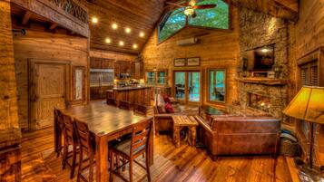 Cabin, 4 Bedrooms | Dining
