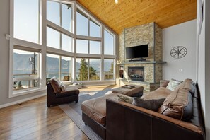 Smart TV, fireplace, DVD player, ping pong