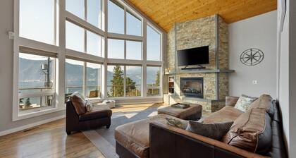 Spacious Lakeview Retreat w/ Hot Tub & Game Room!