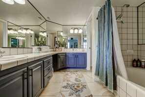 Douche, sèche-cheveux, serviettes fournies