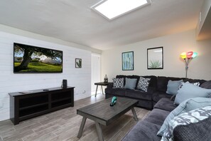 TV - Spacious Remodel-Great Freeway access-Sleeps 12 (Tucson)