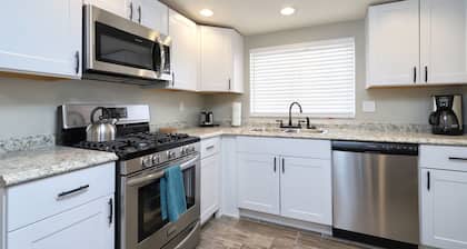 Spacious Remodel-Great Freeway access-Sleeps 12