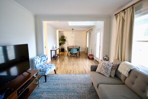 Téléviseur connecté, foyer, lecteur de DVD, sélection de films