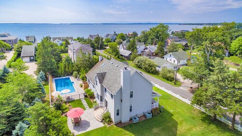 Mattituck Beach Gem. Spacious & Gorgeously Renovated Beach House Steps to Bay.