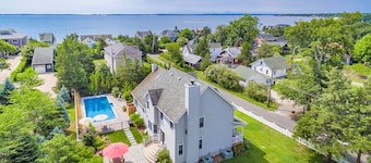 Mattituck Beach Gem. Spacious & Gorgeously Renovated Beach House Steps to Bay.