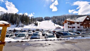 Un estacionamiento con automóviles y un edificio con un letrero que dice "Jungfrau".