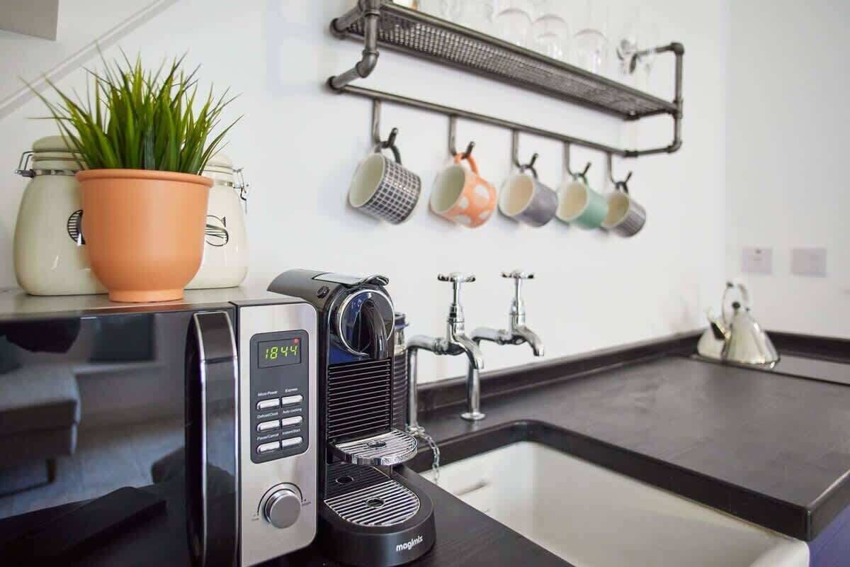Kühlschrank, Mikrowelle, Ofen, Herdplatte
