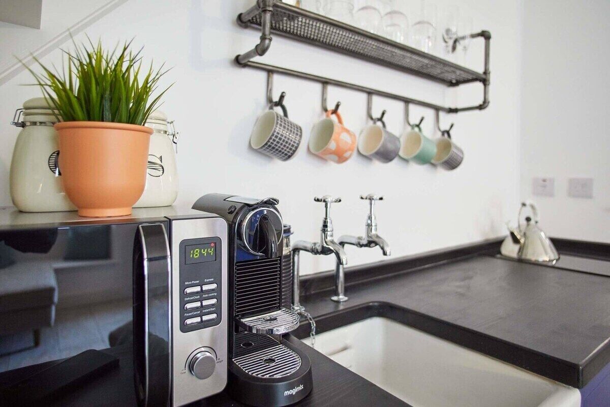 Kühlschrank, Mikrowelle, Ofen, Herdplatte