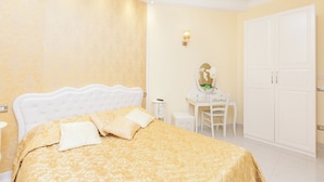 Une chambre à coucher avec un lit, un bureau et une armoire.