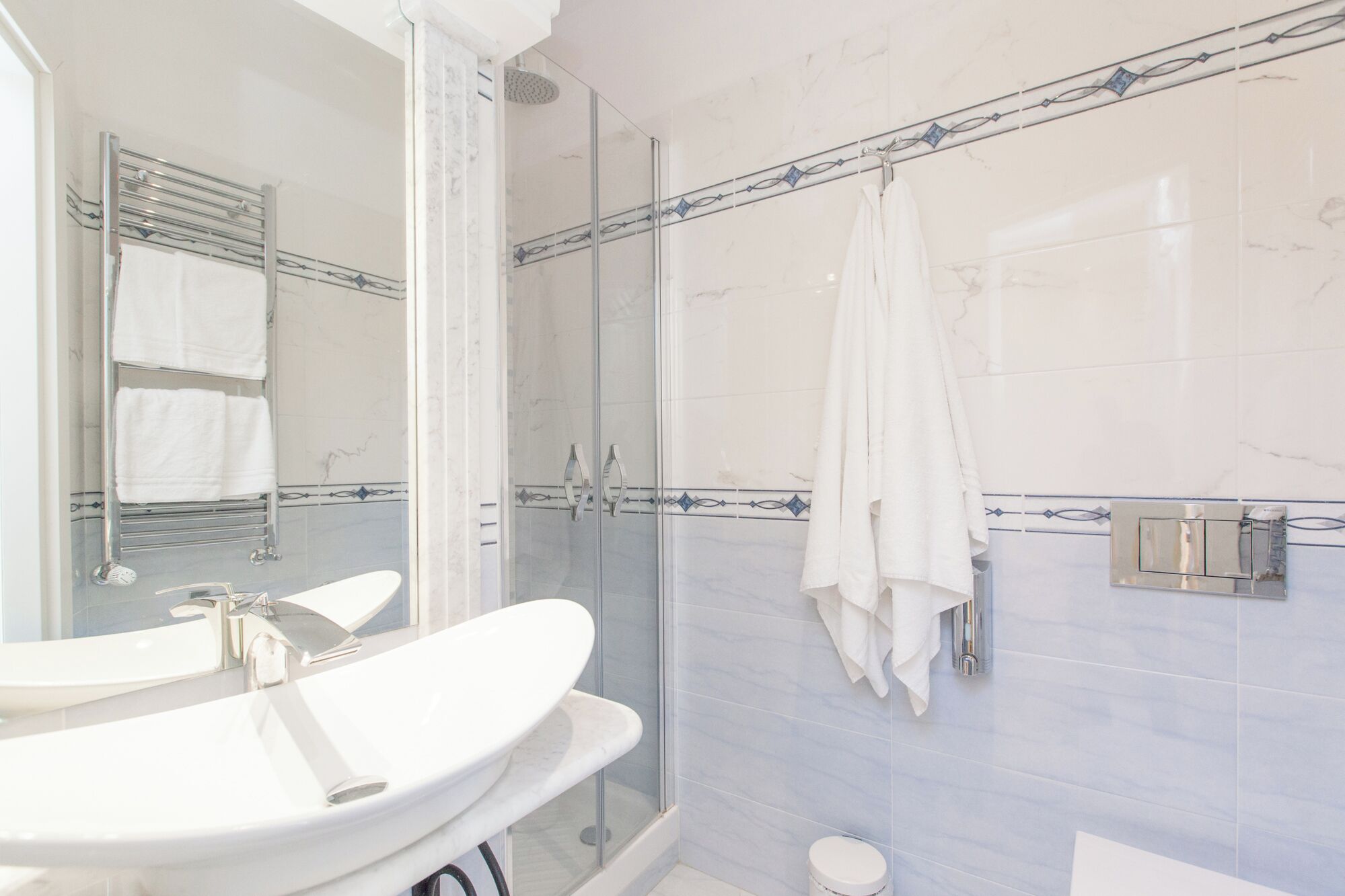 Regadera, secadora de cabello, bidet, jabón 