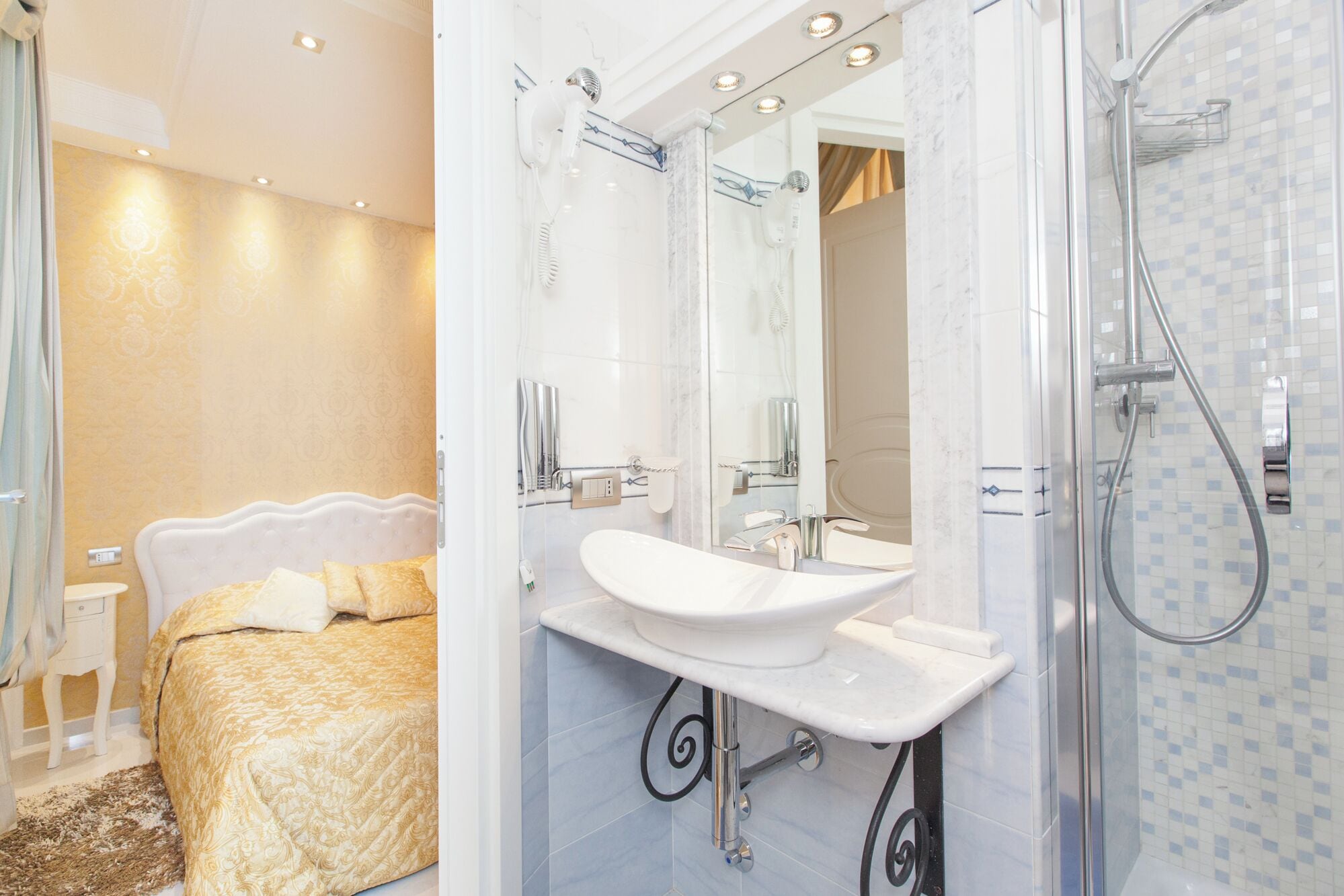 Regadera, secadora de cabello, bidet, jabón 