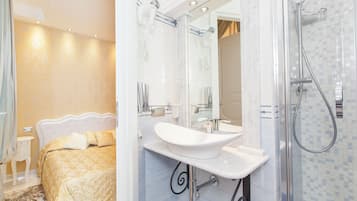 Regadera, secadora de cabello, bidet, jabón