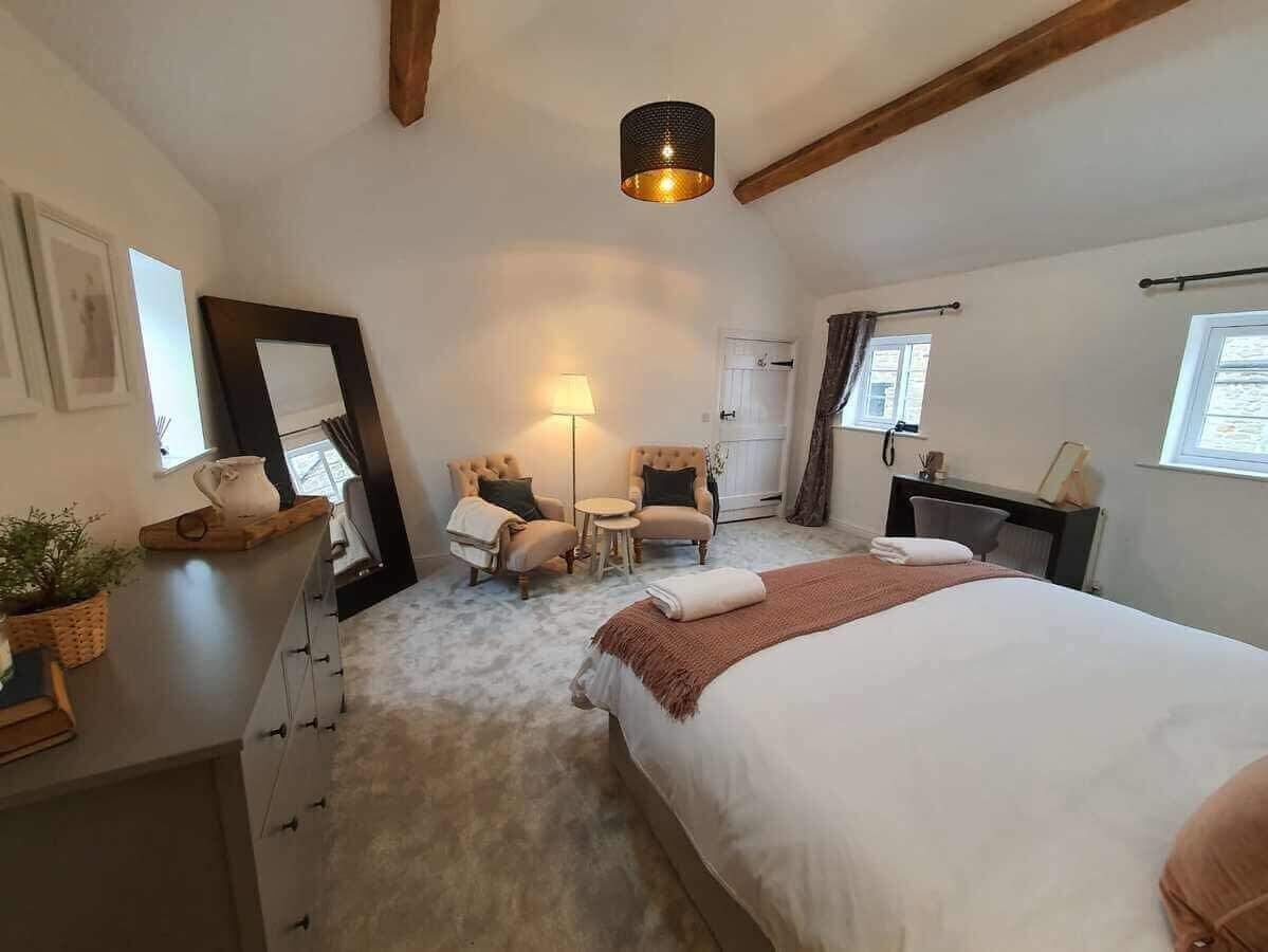 4 bedrooms, iron/ironing board, free WiFi, bed sheets