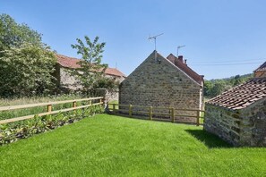 Property grounds - Host & Stay | Greengate Cottage (Hutton-Le-Hole)