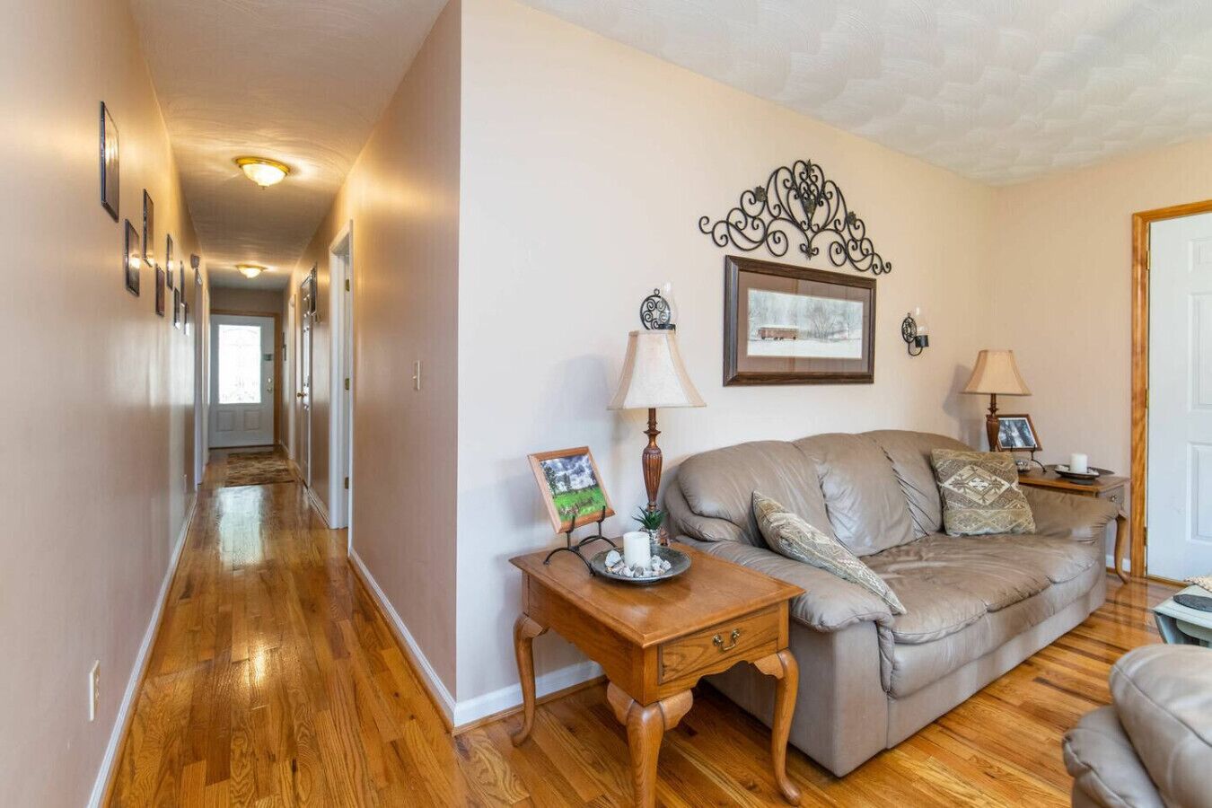 Fernseher, Kamin, DVD-Player, Bücher