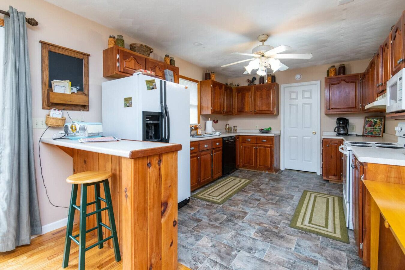 Køleskab, mikrobølgeovn, ovn, kogeplade