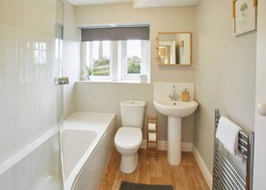 Douche, séchoir à cheveux, serviettes fournies, papier de toilette