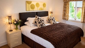 6 bedrooms, iron/ironing board, WiFi, bed sheets - Arden Hill Farm House - Sleeps up to 16 - Snooker Table - HOT TUB (Stratford-upon-Avon)
