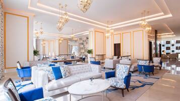 Serveert ontbijt, lunch en diner