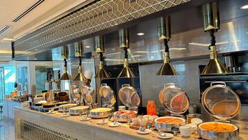 بوفيه فطور يوميًا بتكلفة قدرها (34 USD للشخص)