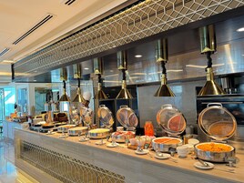 Desayuno buffet diario (USD 34 por persona)