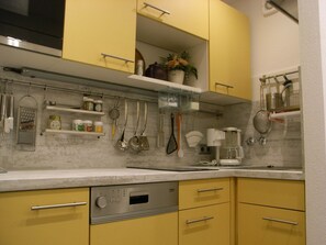 Kühlschrank, Mikrowelle, Herdplatte, Geschirrspüler