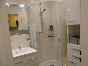 Dusche, Haartrockner, Handtücher