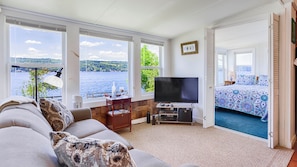 2 bedrooms, free WiFi, bed sheets - Willow Point: Location,Location,Location! (Hammondsport)