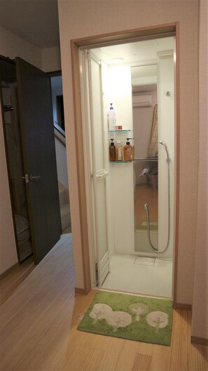 Basic Quadruple Room, 1 Bedroom | Bathroom shower - Sadie's Home (Kawasaki)