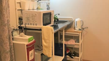 Habitació quàdruple bàsica, 1 dormitori | Cuina bàsica privada | Frigorífic, microones, placa de cuina i bullidora elèctrica