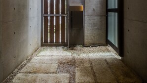 Interior entrance - Shinjuku Garden House (Tokyo)