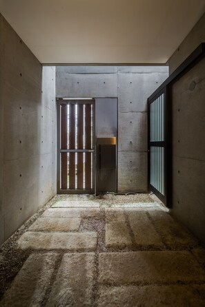 Interior entrance - Shinjuku Garden House (Tokyo)