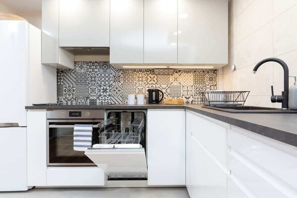 Fridge, oven, stovetop, dishwasher