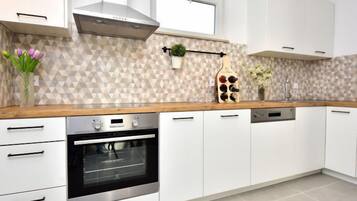 Refrigerador, horno, lavavajillas y periquera