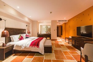 Quarto casal elite | Edredons de pluma, frigobar, cofres nos quartos, escrivaninha